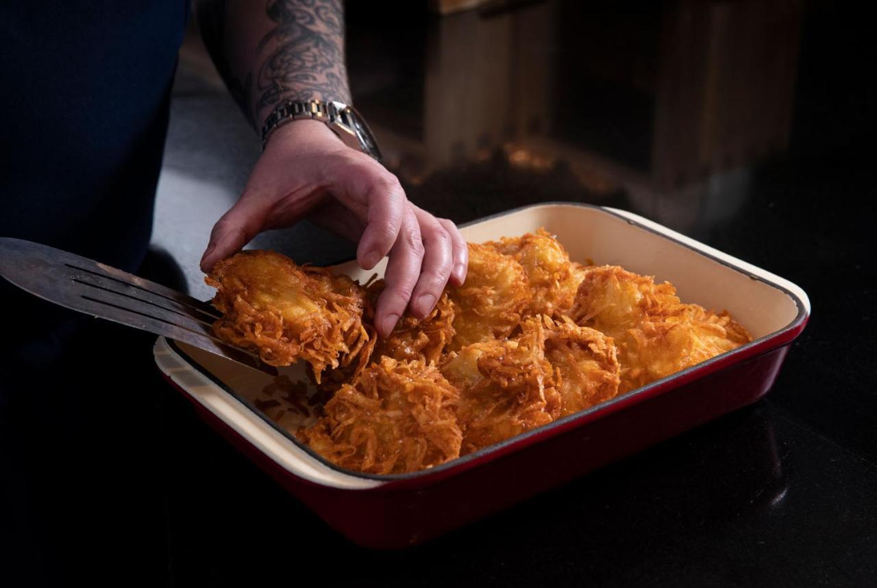 Qt Queenstown Bagian luar foto A casserole being served