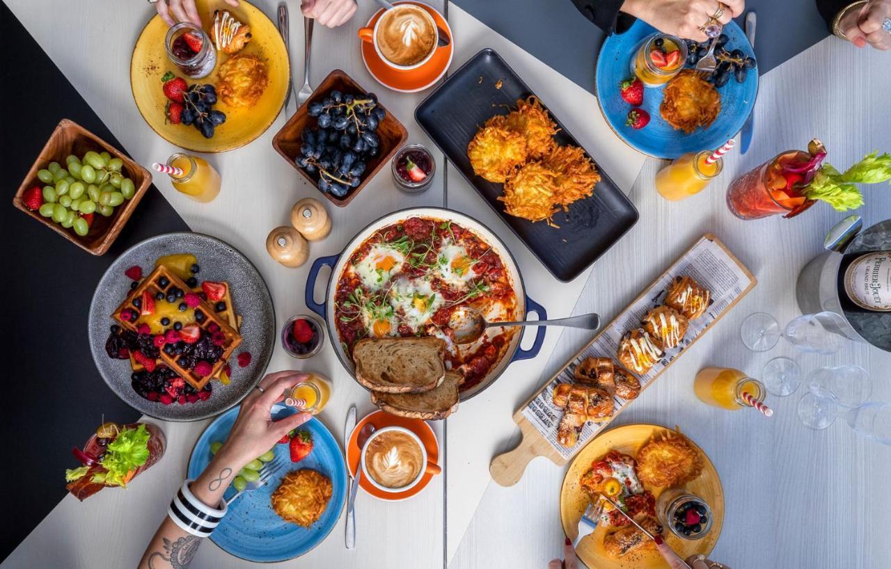 Qt Queenstown Bagian luar foto A breakfast buffet at a hotel