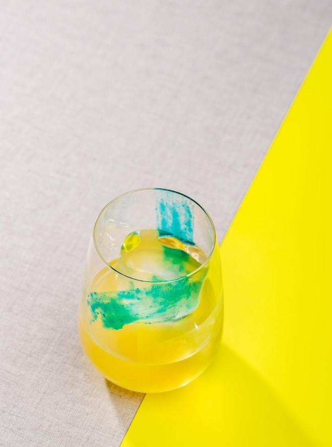 Qt Queenstown Bagian luar foto A glass of yellow and blue paint