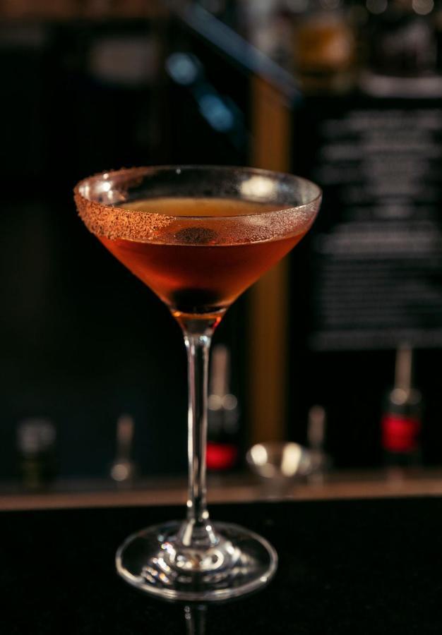 Qt Queenstown Bagian luar foto A Manhattan cocktail