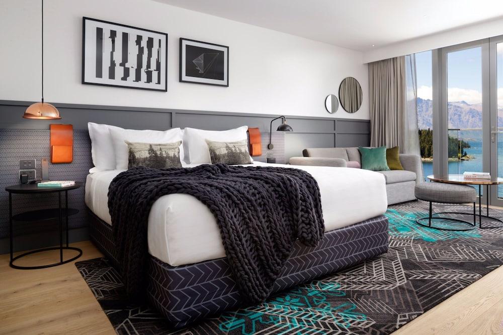 Qt Queenstown Bagian luar foto A bedroom at the hotel