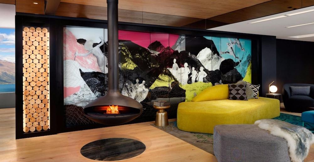 Qt Queenstown Bagian luar foto A fireplace in a suite at the W Aspen