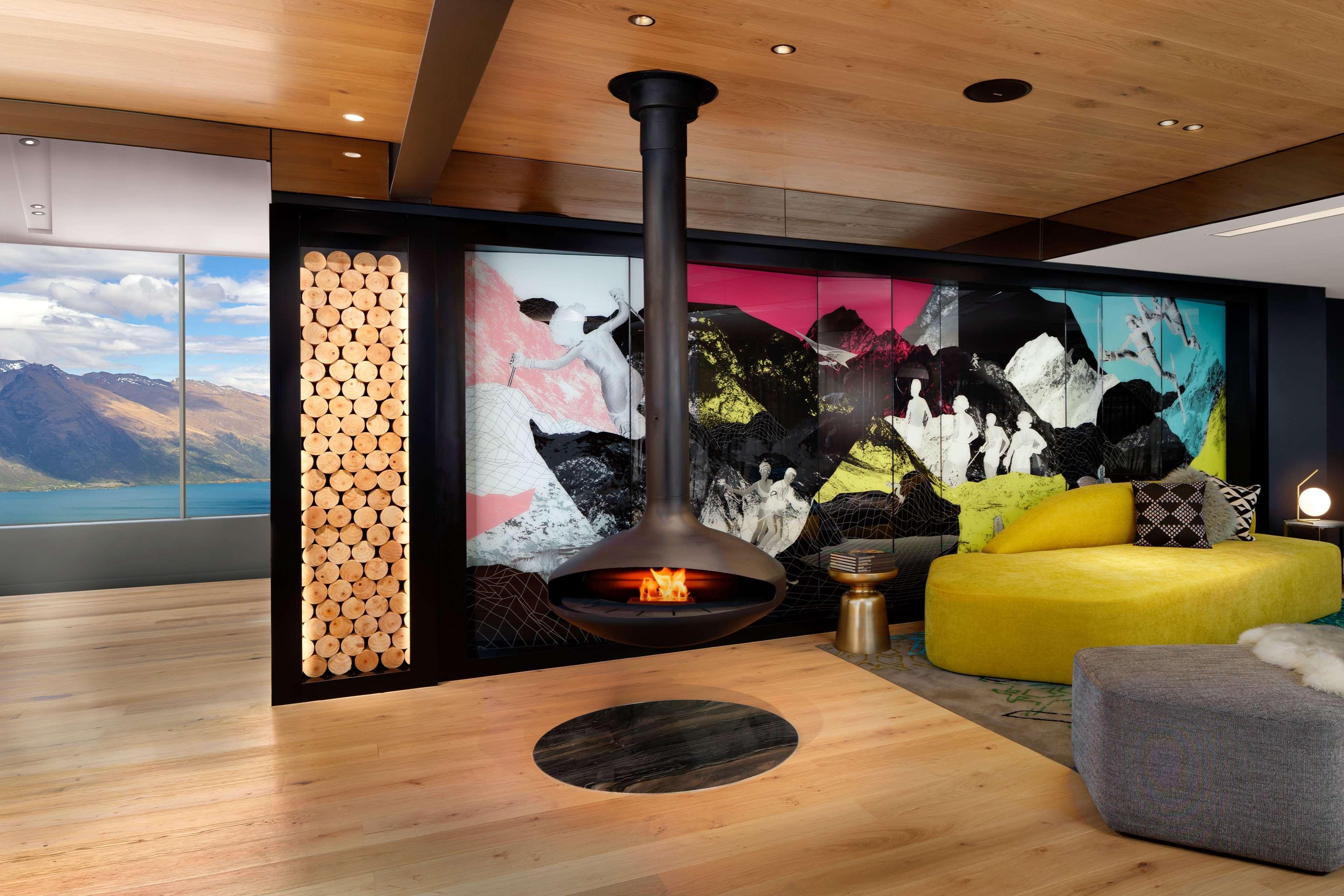 Qt Queenstown Bagian luar foto A suspended fireplace