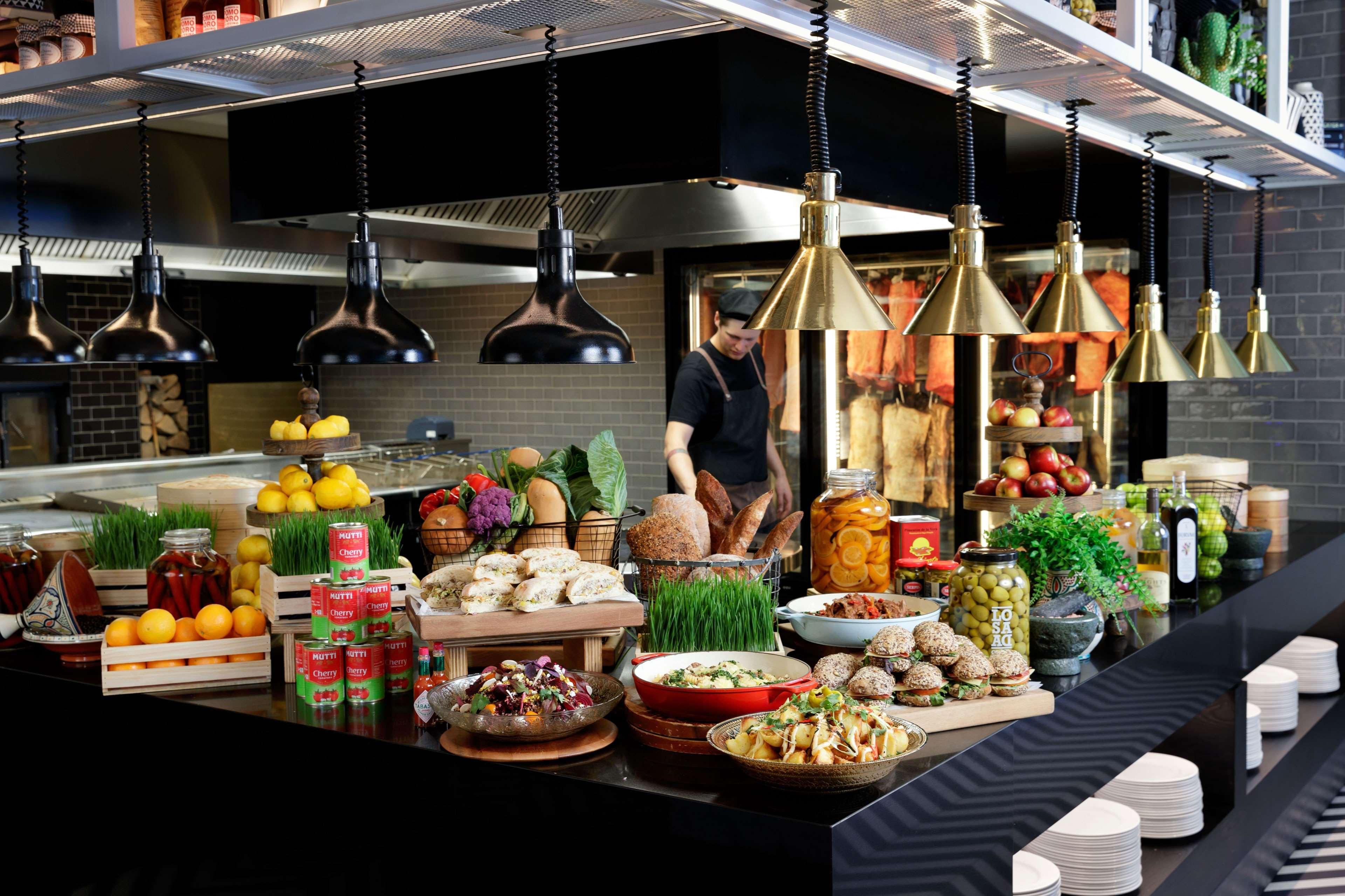 Qt Queenstown Bagian luar foto A buffet at a restaurant