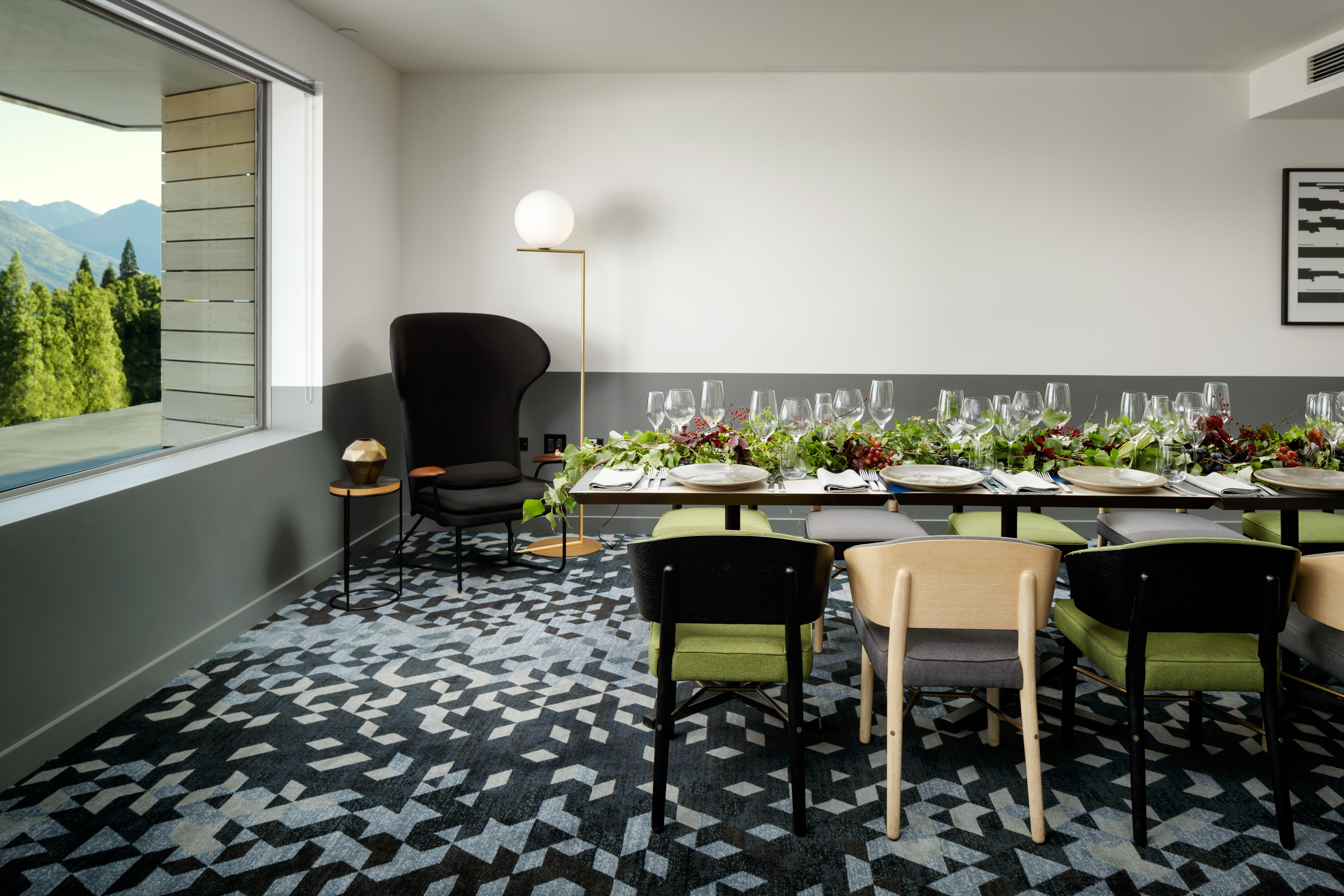 Qt Queenstown Bagian luar foto The dining room at the Hotel