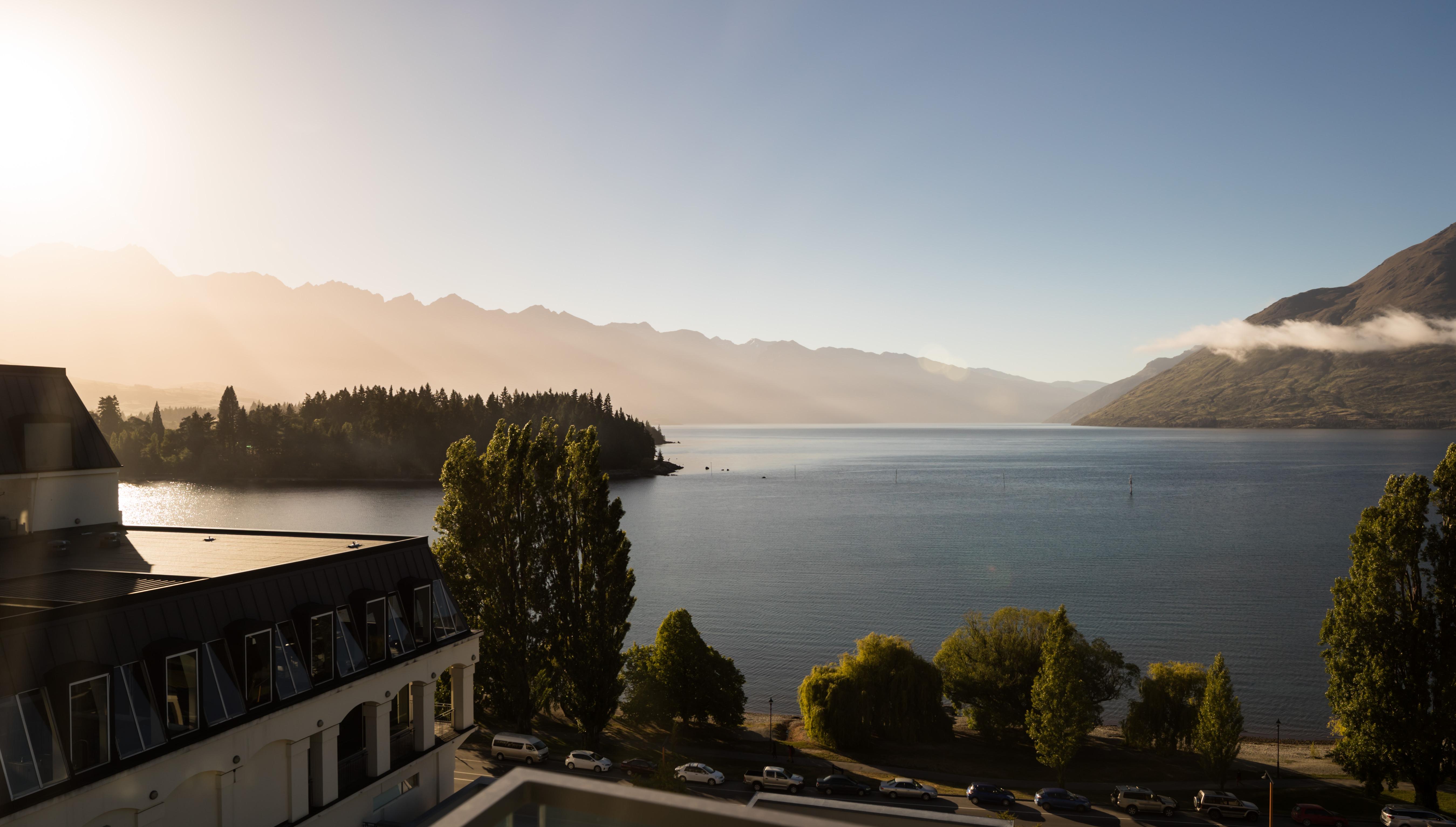 Qt Queenstown Bagian luar foto View of Lake Wakatipu from Queenstown