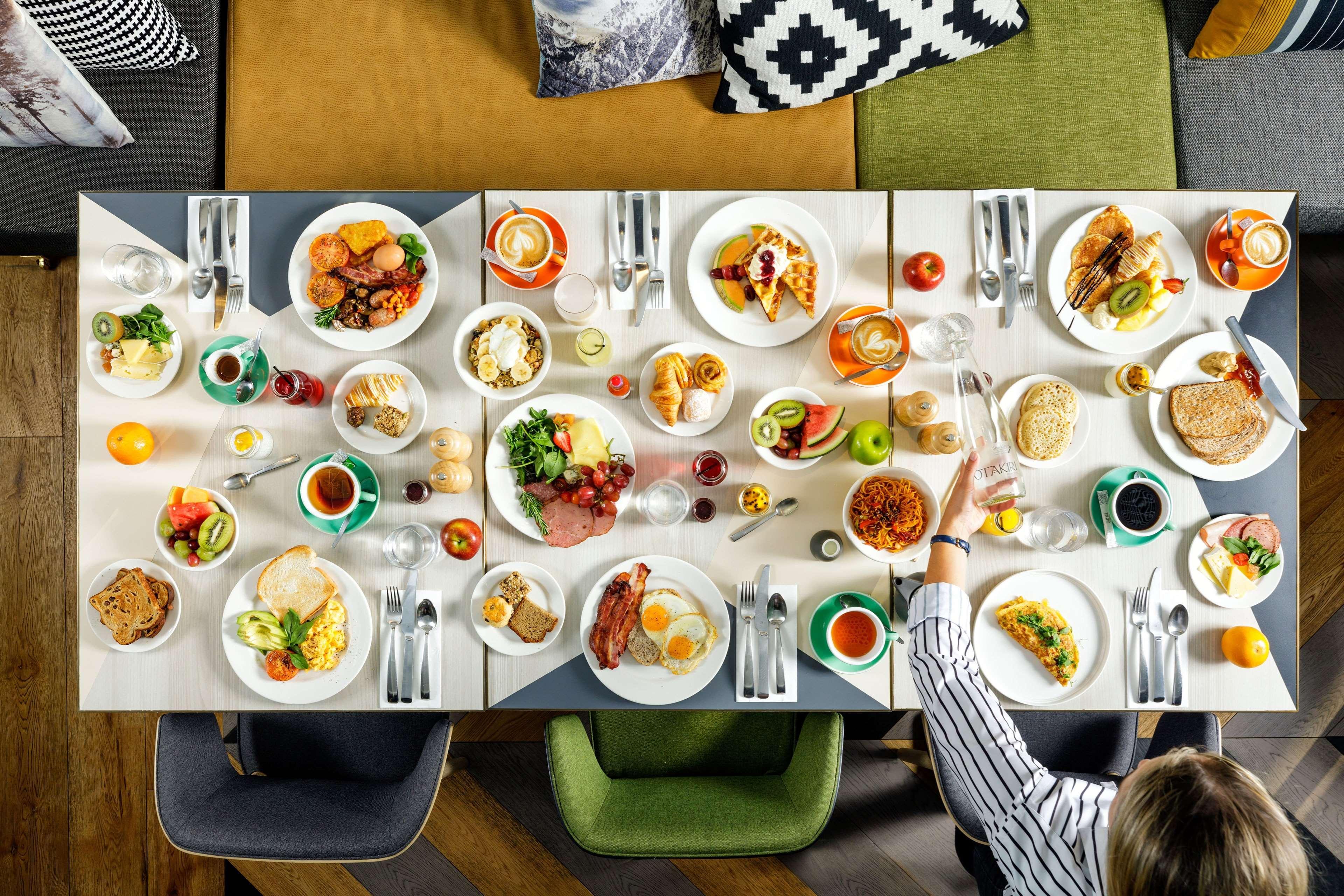 Qt Queenstown Bagian luar foto A typical breakfast buffet