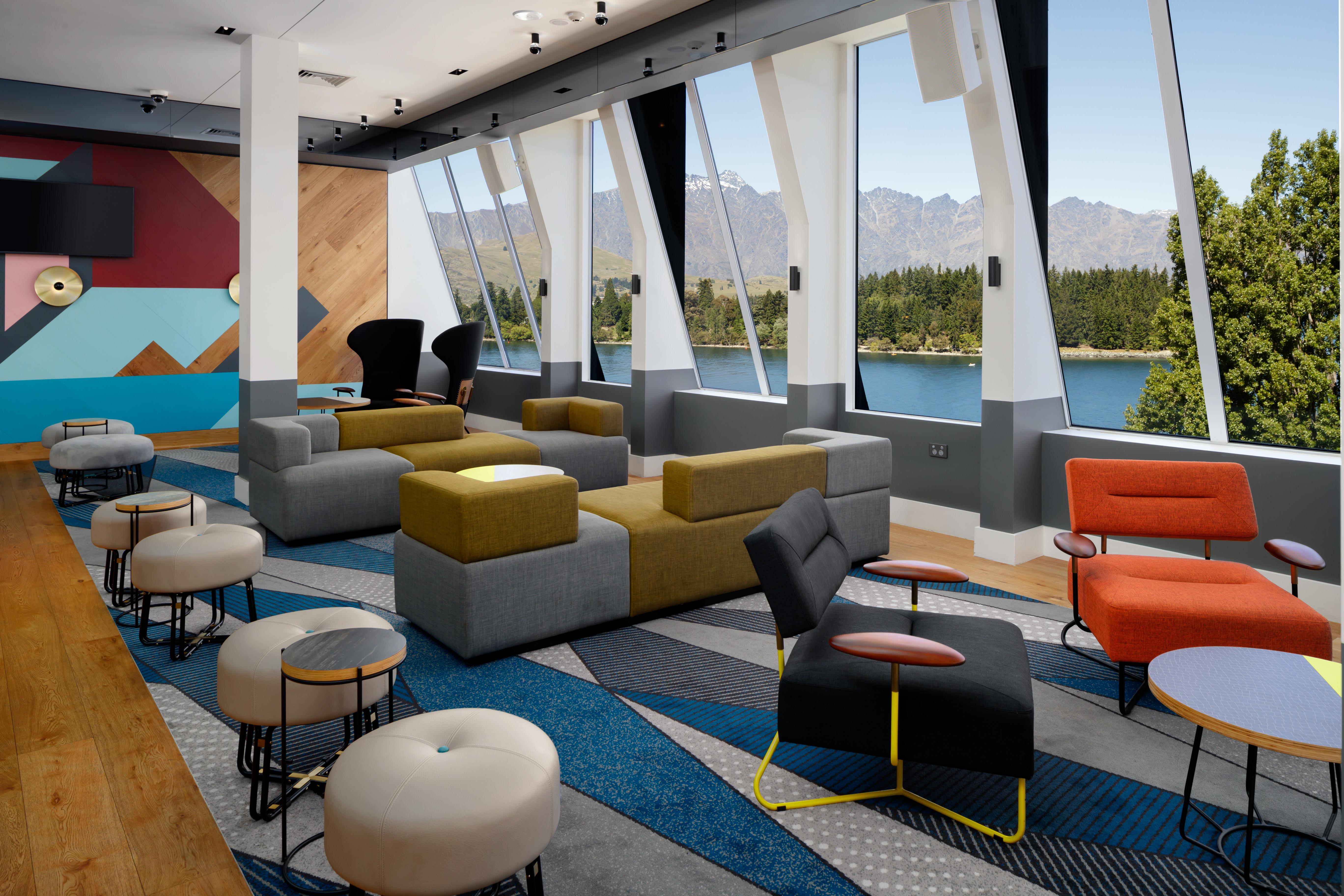 Qt Queenstown Bagian luar foto The lounge at Queenstown Airport
