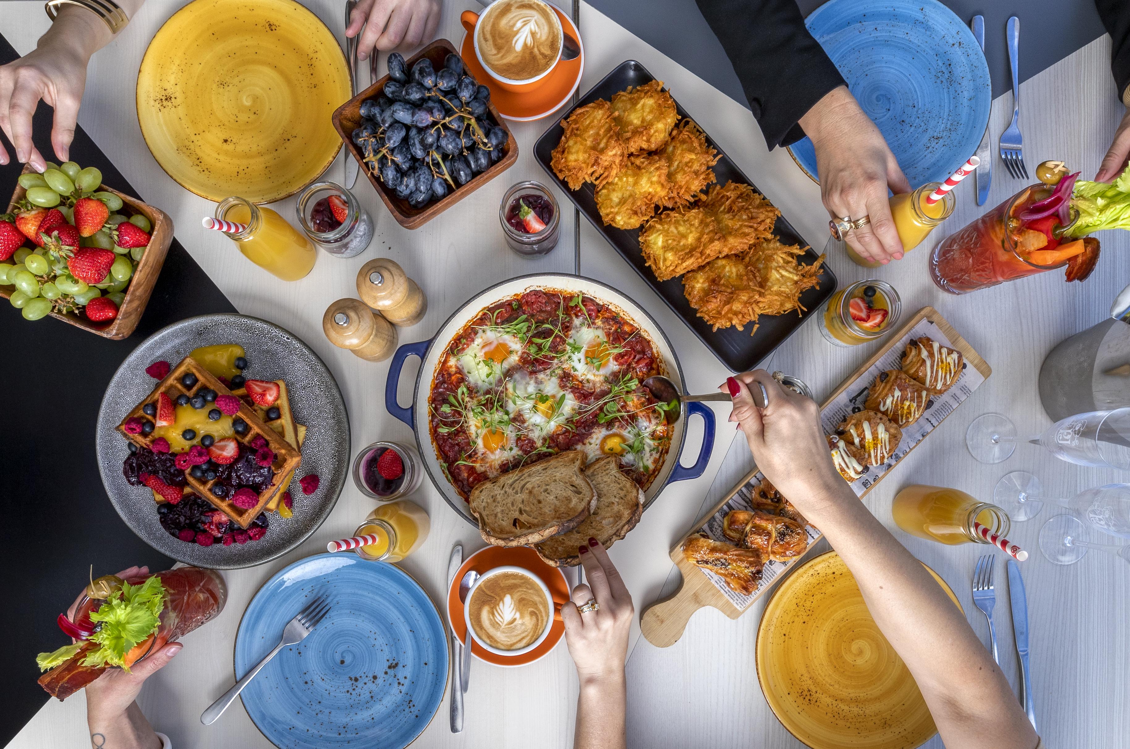 Qt Queenstown Bagian luar foto A breakfast table