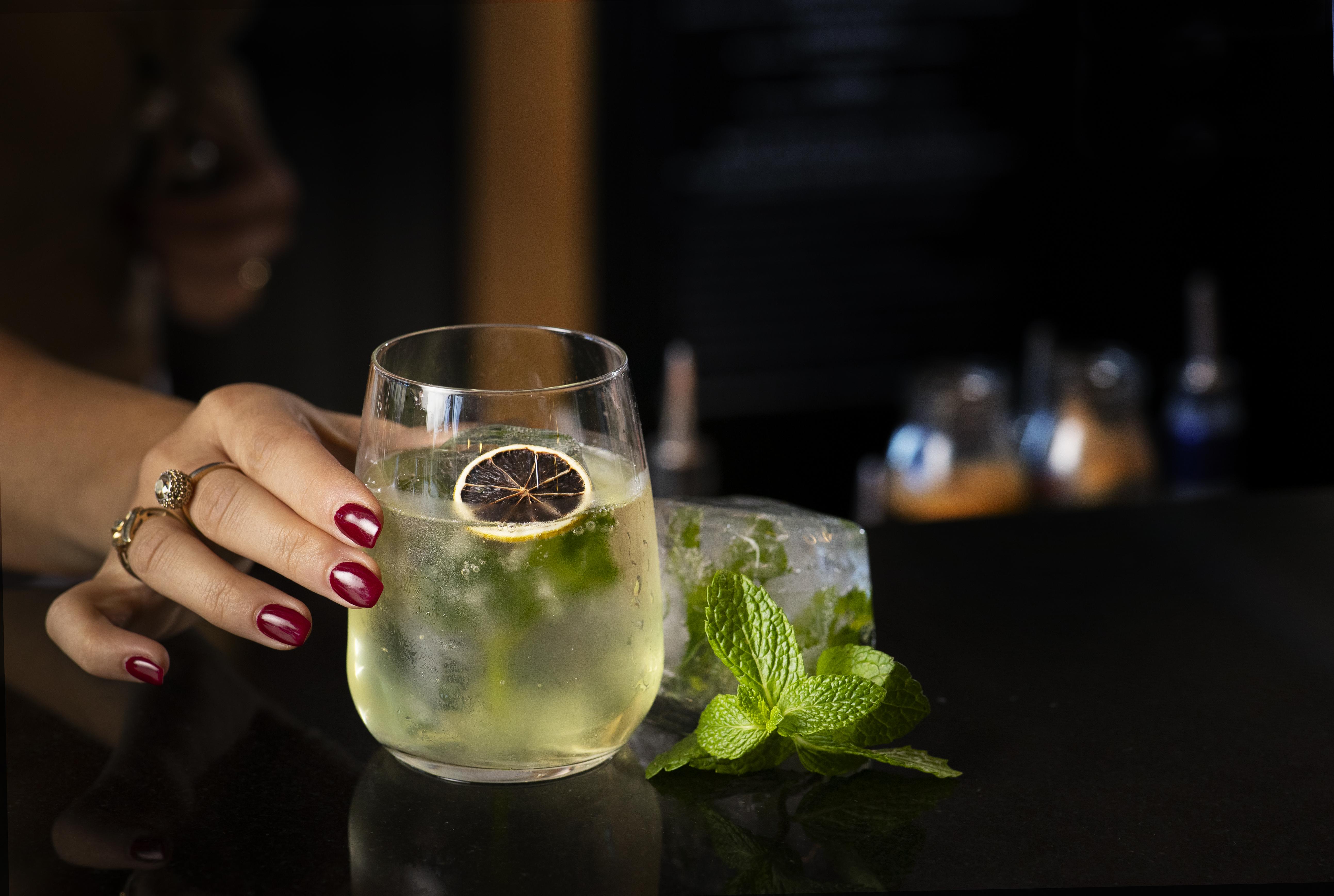 Qt Queenstown Bagian luar foto A glass of lemon soda