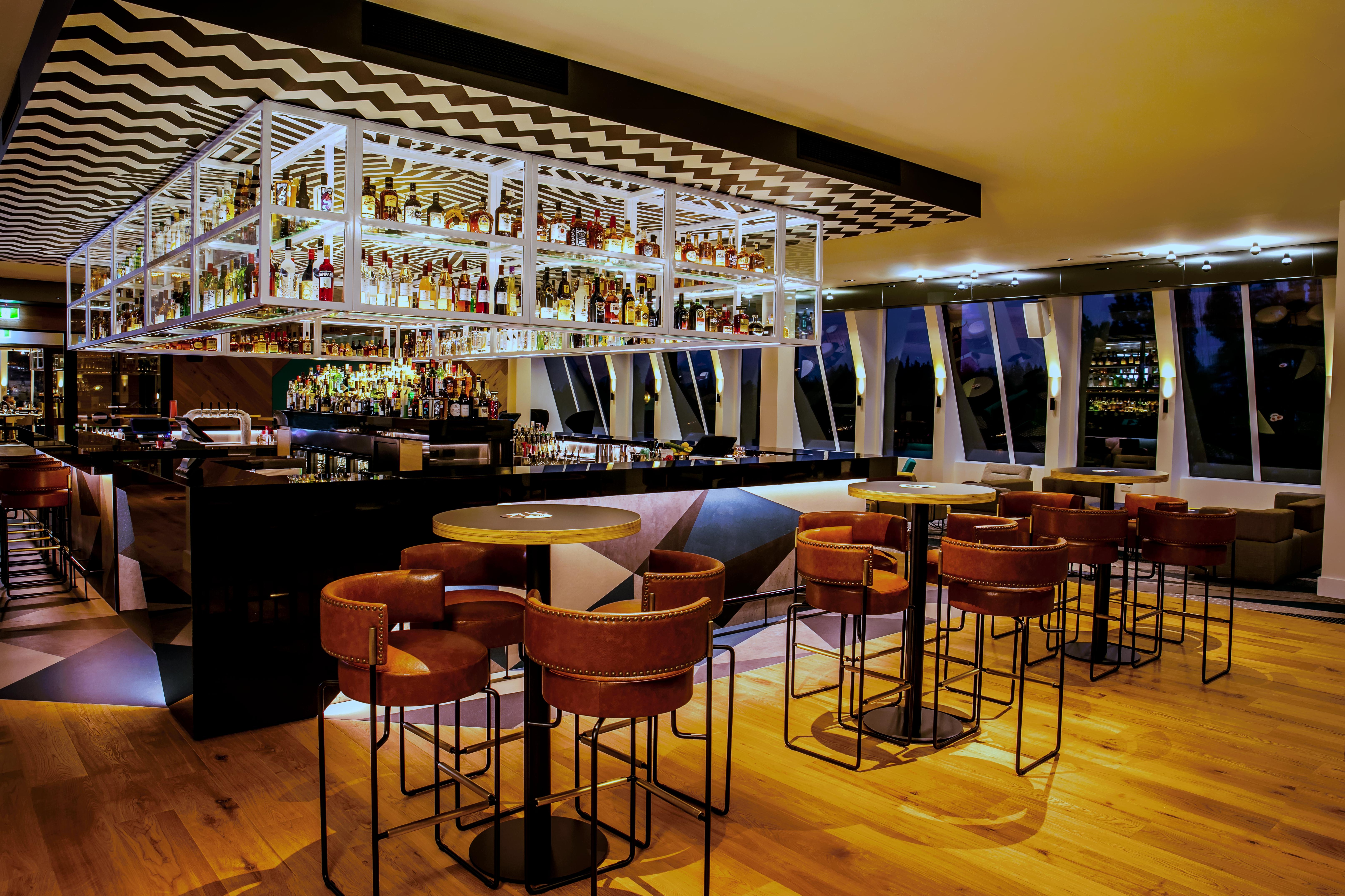 Qt Queenstown Bagian luar foto The bar at the 12th floor